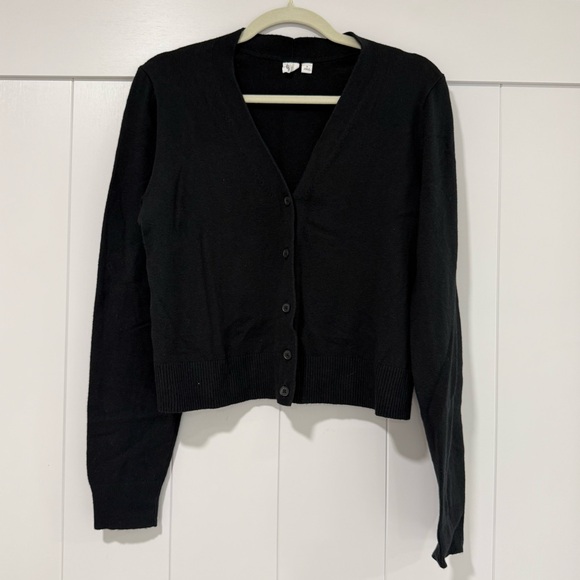 GAP Sweaters - ✨ GAP Black Button Front V Neck Cardigan Sweater — Size S ✨
